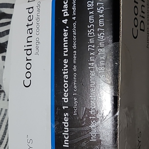 COORDINATED DINING SET BLACK & WHITE 1-RUNNER 4- RINGS 4- PLACEMATS 4- NAPKINS - Picture 5 of 11